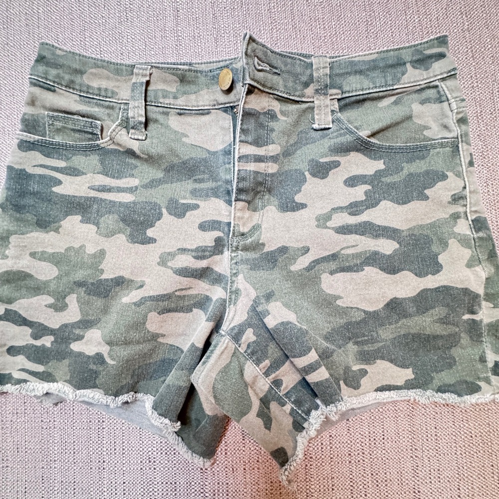 Universal Thread Womens Camo Denim Shorts Green Camouflage Frayed Hem Size 2/26